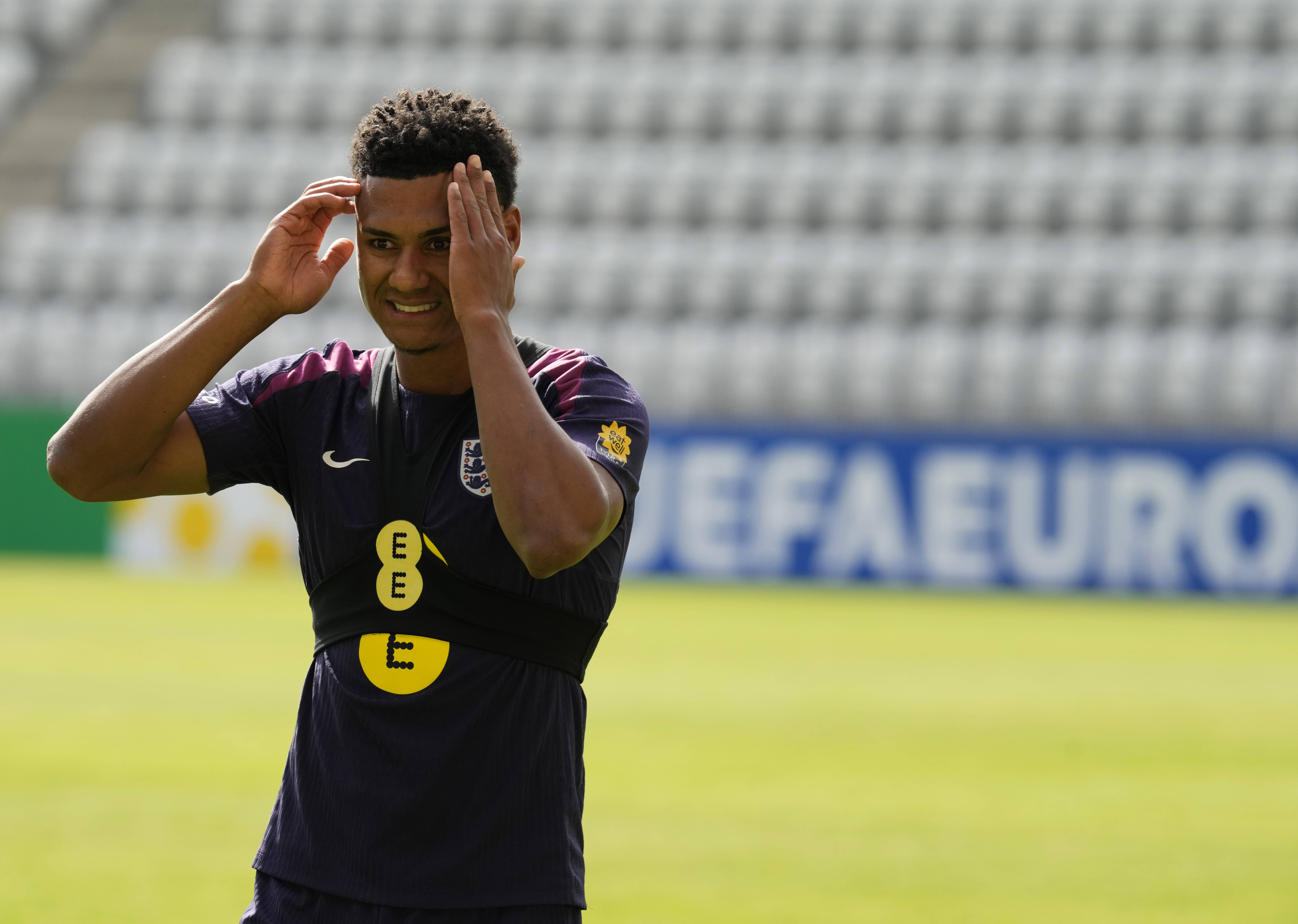 欧洲杯表现抢眼，英格兰队大胜对手